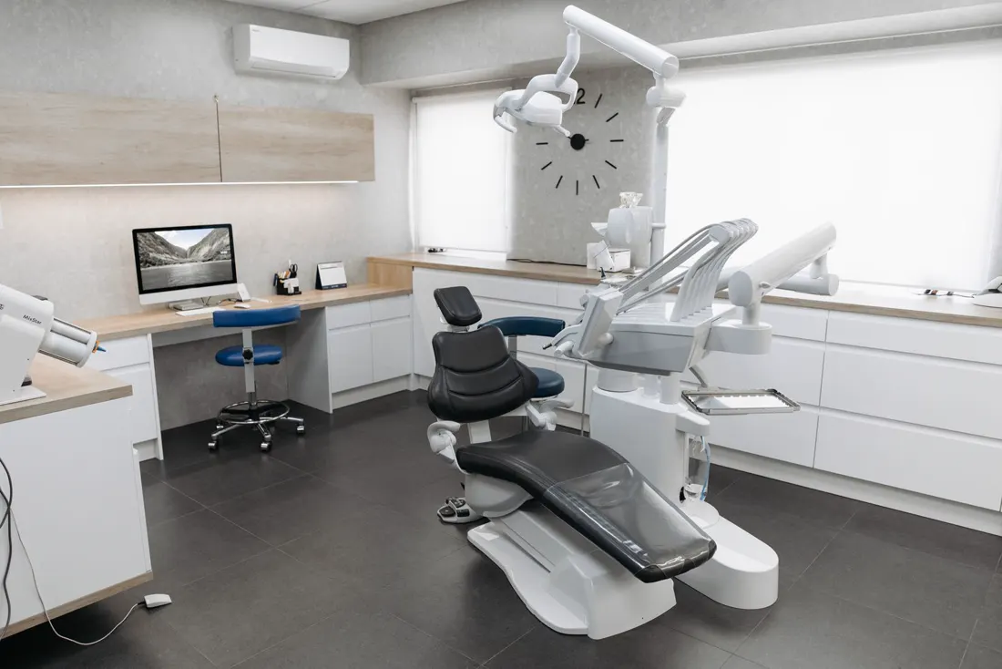 Sillón dental y equipos en un consultorio odontológico